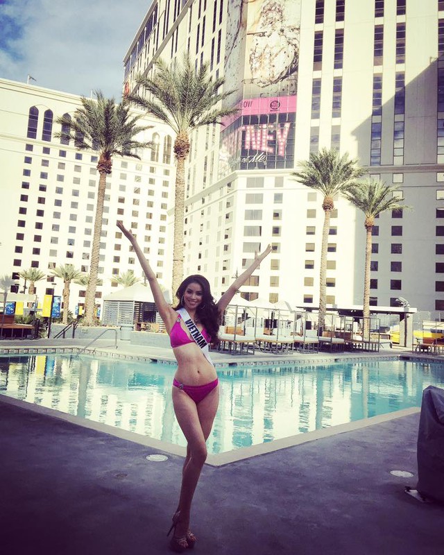 
Ngay khi tới Las Vegas, hôm 2/12, Phạm Hương và các thí sinh Miss Universe đã có buổi chụp hình với áo tắm tại casino và resort Planet Hollywood.
