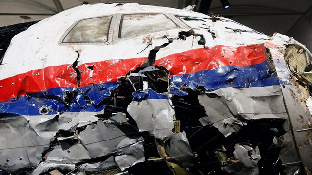 
M&ocirc; h&igrave;nh dựng lại chiếc MH17 bị bắn rơi tại Ukraine năm ngo&aacute;i. Ảnh: Independent.
