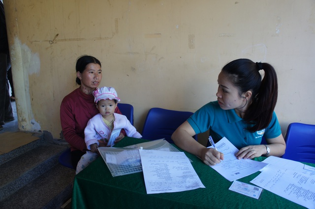 Nhân viên Viettel hướng dẫn gia đình có con bị tim bẩm sinh khai hồ sơ để hưởng hỗ trợ từ chương trình “Trái tim cho em”