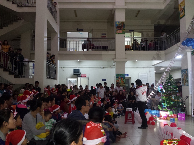 Hàng trăm các bạn nhỏ thăm gia chương trình Noel ấm áp trong không gian gần gũi