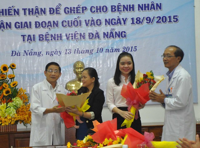 Các bác sỹ Bệnh viện Đà Nẵng tặng hoa chúc mừng hai mẹ con bà Thu. Ảnh Đ.H