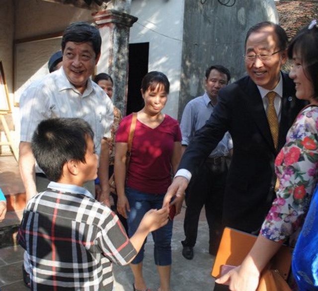 Hình ảnh thân thiện của ông Ban Ki-moon trong chuyến về dâng hương ở thôn Thụy Khuê. Ảnh GĐCC