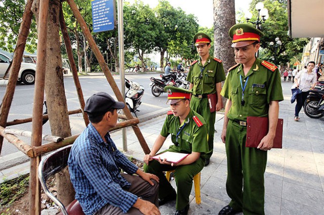 
Hình ảnh Công an xử phạt vi phạm trật tự đô thị ngày ra quân. Ảnh: Tuổi trẻ
