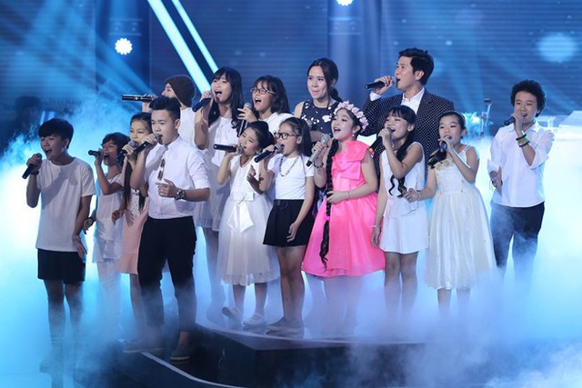 
Hồng Minh hát cùng các bạn và HLV trong đêm chung kết.
