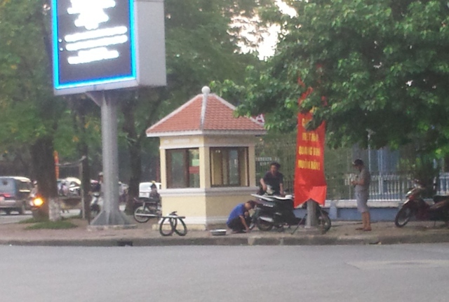 Điểm vá xe nằm ngay nút giao thông giữa giao lộ đường Ngô Quyền - Hà Nội - Nguyễn Tri Phương - Hoàng Hoa Thám và Lý Thường Kiệt, TP Huế thường xuyên có khách. Ảnh Lê Chung