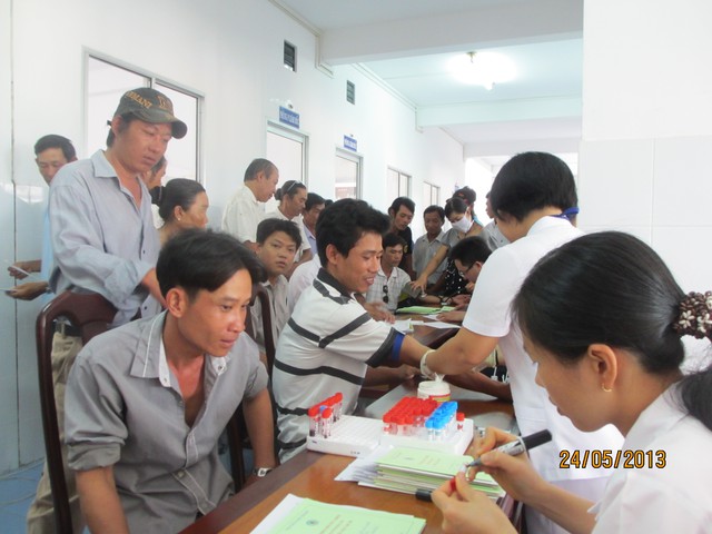 
Lấy máu xét nghiệm định kỳ cho người hiến máu dự bị tại huyện Tịnh Biên, tỉnh An Giang (ảnh: Lý Hảo)

