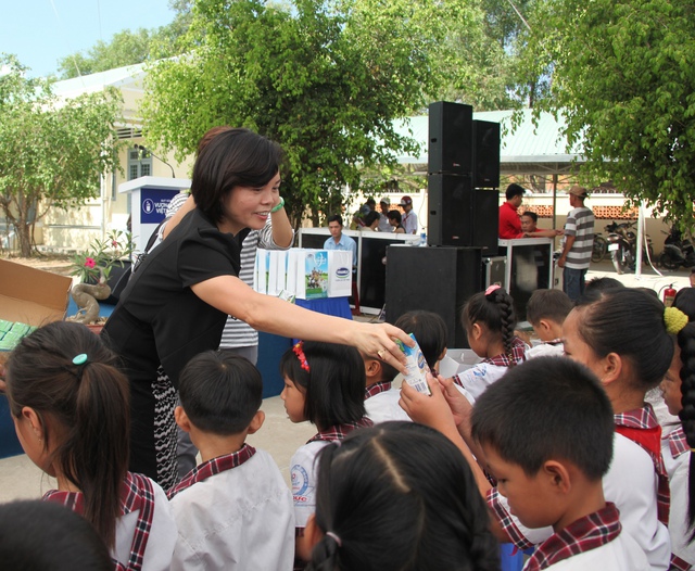 
Bà Bùi Thị Hương - Giám Đốc Điều Hành Vinamilk trao tặng sữa cho trẻ em nghèo tại Bến Tre trong chương trình Quỹ sữa Vươn cao Việt Nam

