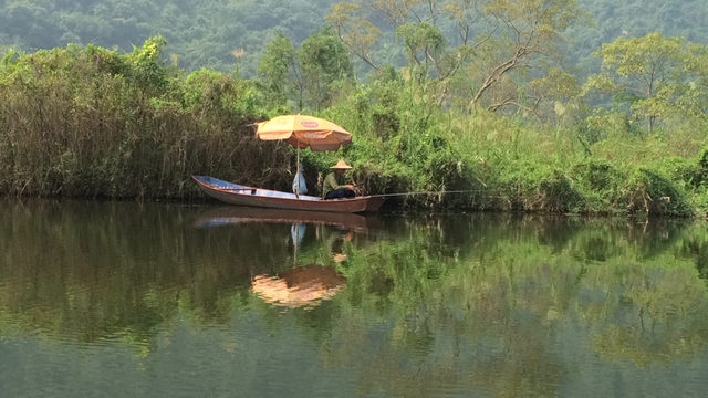 
Thi thoảng, du khách bắt gặp một ngư phủ đang buông câu mưu sinh trên suối.
