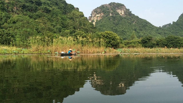 
Không còn cảnh từng đoàn thuyền chen chúc nhau trên dòng Yến. Nhiều người dân đang bình yên thả lưới.
