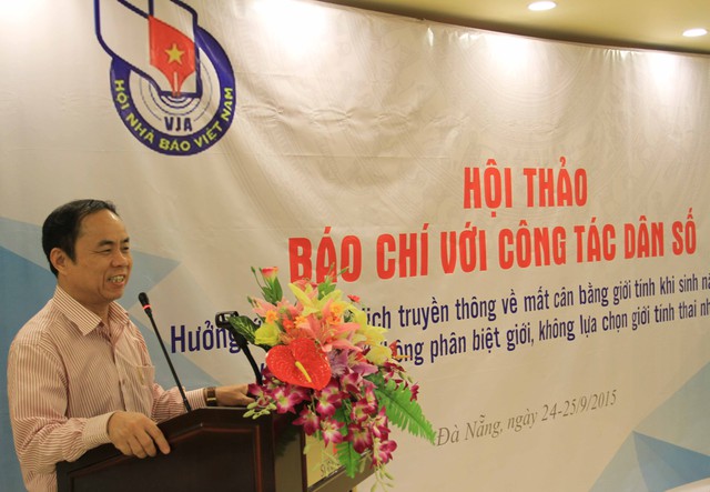 Tiến sĩ Trần Bá Dung, Ủy viên thường vụ Hội Nhà báo Việt Nam, Chủ tịch CLB Nhà báo với công tác Dân số phát biểu tại hội thảo. Ảnh Đức Hoàng