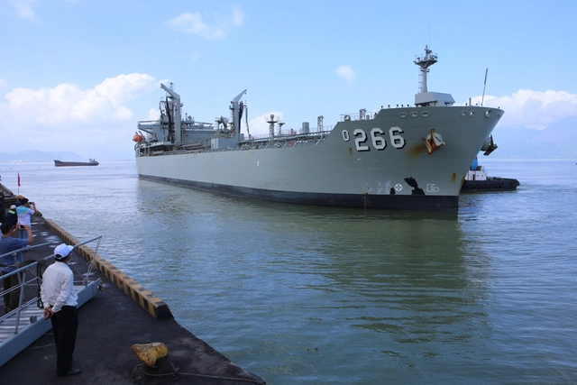 Tàu tiếp dầu Hải quân Úc – HMAS Sirius đã tới Đà Nẵng, thăm hữu nghị thành phố này trong 5 ngày. Ảnh Đ.H