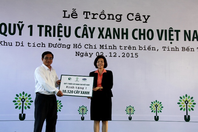 Bà Bùi Thị Hương – Giám Đốc Điều Hành Vinamilk trao tặng Bảng tượng trưng tài trợ cây xanh cho đại diện tỉnh Bến Tre