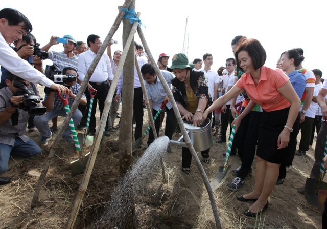 Bà Nguyễn Thị Kim Ngân, Ủy viên Bộ chính trị - Phó chủ tịch Quốc Hội nước CHXHCN Việt Nam và các đại biểu của chương trình Quỹ 1 triệu cây xanh cho Việt Nam cùng trồng cây tại Khu di tích đường Hồ Chí Minh trên biển ở Thạnh Phú, Bến Tre