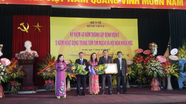 
Thứ trưởng Bộ Y tế Nguyễn Thị Xuyến trao bằng khen cho các tập thể, cá nhân có thành tích xuất sắc của Bệnh viện E Trung ương.
