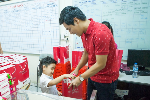 
Sau khi trở thành đại sứ quỹ “Chung tay vì hoạt động nhân đạo”(link tại đây), MC Phan Anh cùng con trai thứ 2 – bé Bin mang rất nhiều món quà ý nghĩa tới bệnh viện PSTW để tặng các sản phụ nhân ngày 20-10
