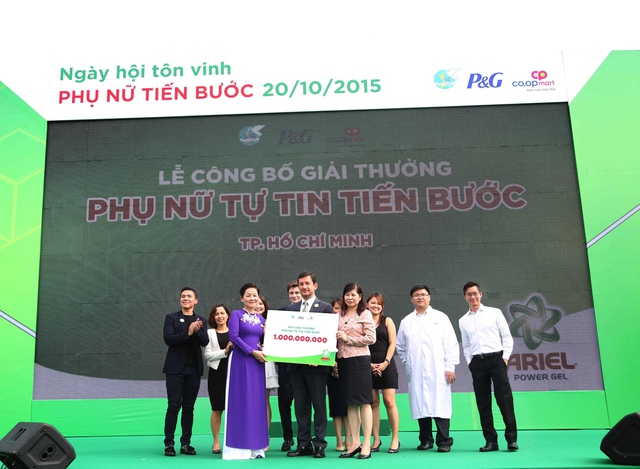Đại diện Công ty P&G VN và Saigon Coop trao Quỹ giải thưởng 1 tỷ đồng cho Hội LHPN VN
