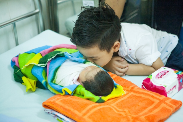 
Thật cảm phục cách các Sao Việt đang ươm “mầm thiện” cho các con
