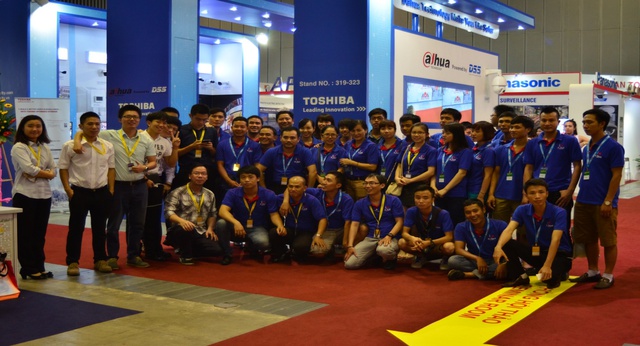 
Tập thể DSS Việt Nam tại gian hàng trưng bày sản phẩm và công nghệ
