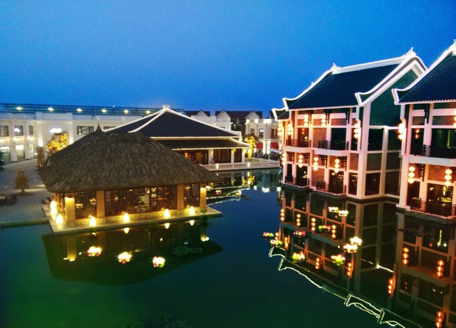 Ki&ecirc;́n trúc Almaz k&ecirc;́t hợp hoàn hảo giữa hai phong cách Á &ndash; &Acirc;u l&acirc;́y h&ocirc;̀ nước làm trung t&acirc;m tạo n&ecirc;n t&ocirc;̉ng th&ecirc;̉ đ&ocirc;̣c đáo, hài hòa và thu hút khách ngay từ cái nhìn đ&acirc;̀u ti&ecirc;n