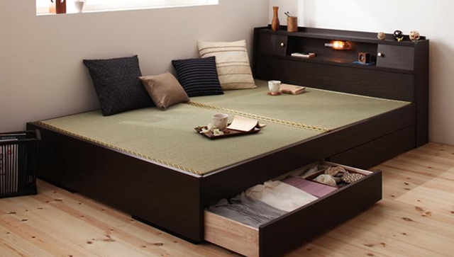 Chỉ trong phạm vi một chiếc giường, chủ nhà có thể tận dụng cả phần đầu giường, gầm giường để cất đồ. Khi cần thiết, giường cũng là nơi tiếp khách, trò chuyện.