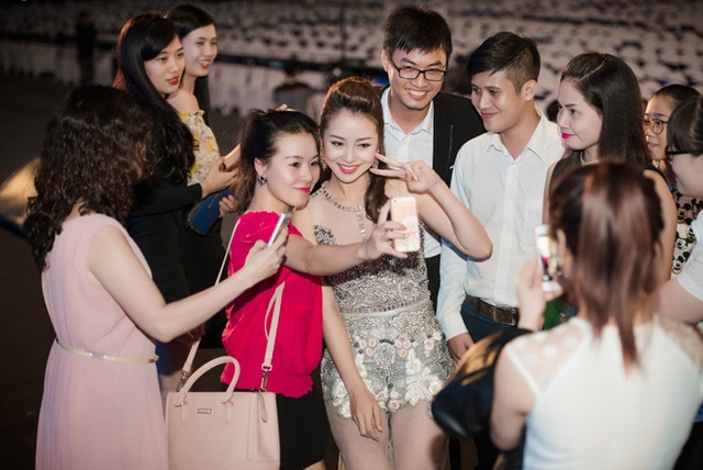 Nhiều người tiến đến chụp ảnh cùng Jennifer Phạm khi thấy cô xuất hiện tại sự kiện.