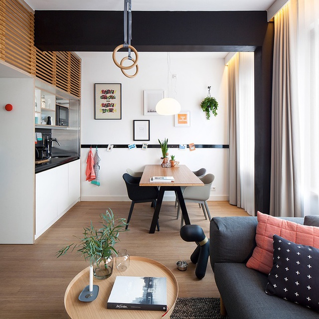 Để đem tới cảm giác thân thuộc cho ngôi nhà, căn hộ được thiết kế như một nơi ở lâu dài với sofa thoải mái, bàn ăn rộng rãi cho 4 người, bếp ăn tiện nghi.
