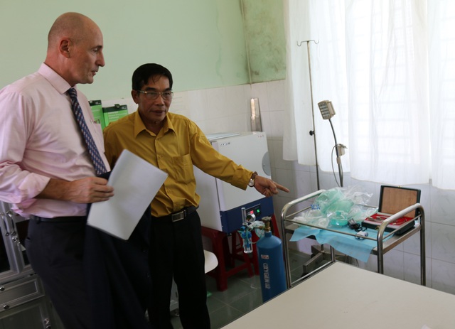 Ông Greg M. Smith-Chủ tịch, TGĐ Công ty ExxonMobil Việt Nam thăm và trao tặng thiết bị cấp cứu cho trạm y tế xã Tam Thăng, huyện Tam Kỳ, tỉnh Quảng Nam