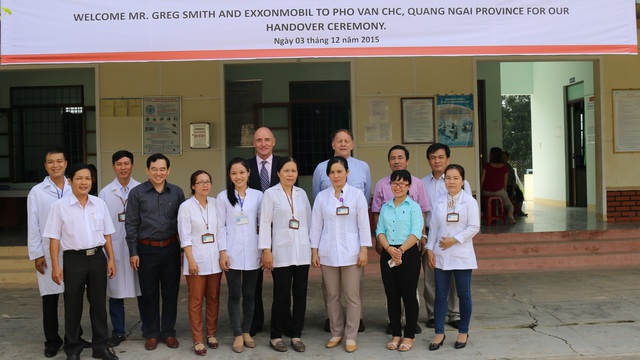 Trao tặng thiết bị cấp cứu cho trạm y tế xã Phổ Văn, huyện Đức Phổ, tỉnh Quảng Ngãi