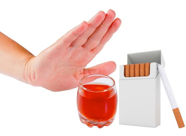 Ngừa nhăn da bằng c&aacute;ch từ bỏ thuốc l&aacute;, bia, rượu