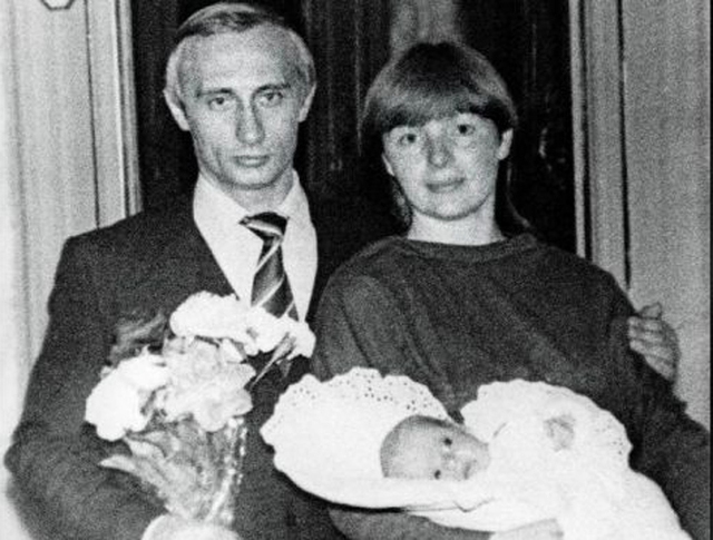 Ông Putin kết hôn với bà Lyudmila Shkrebneva vào năm 1983. Năm 1985, bà sinh con gái đầu lòng là Maria. Ảnh:Kremlin