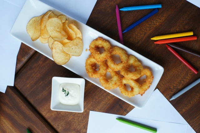 Mực v&ograve;ng chi&ecirc;n x&ugrave; ăn k&egrave;m khoai t&acirc;y ch&iacute;p chấm sốt mayonnaise d&agrave;nh cho c&aacute;c b&eacute;