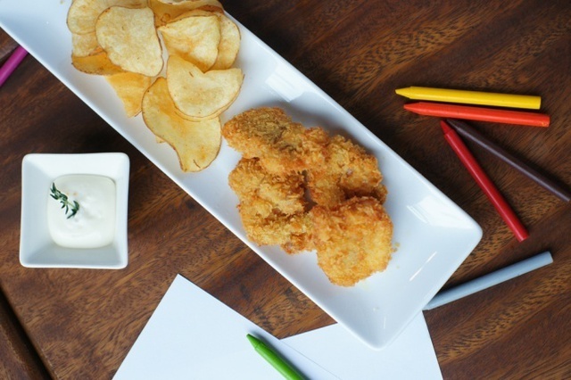 Hải sản chi&ecirc;n ăn k&egrave;m sốt mayonnaise v&agrave; khoai t&acirc;y ch&iacute;p cho c&aacute;c b&eacute;