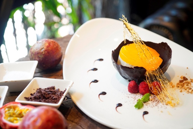 B&aacute;nh kem chanh leo với sốt chocolate v&agrave; quả m&acirc;m x&ocirc;i được ph&aacute;i đẹp đặc biệt ưa th&iacute;ch