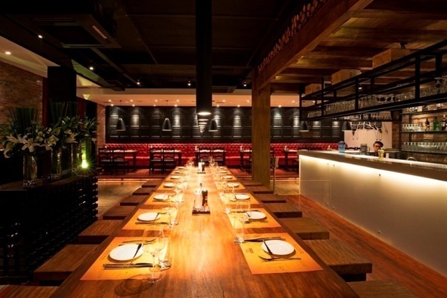 B&agrave;n tiệc lớn cho 20 người từ phiến gỗ nguy&ecirc;n tấm &ndash; vị tr&iacute; nổi bật nhất của Moo Beef Steak số 7 Nguyễn Kh&aacute;nh To&agrave;n, Cầu Giấy, H&agrave; Nội