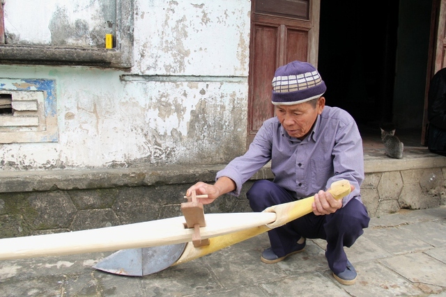 
Ông Tý nhận làm, sửa cày cho người dân trong vùng để kiếm thêm thu nhập
