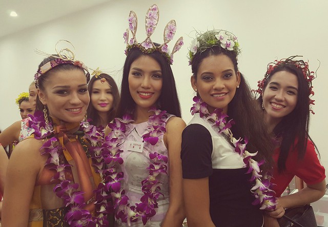 
Trần Ngọc Lan Khuê bên các thí sinh Miss World 2015
