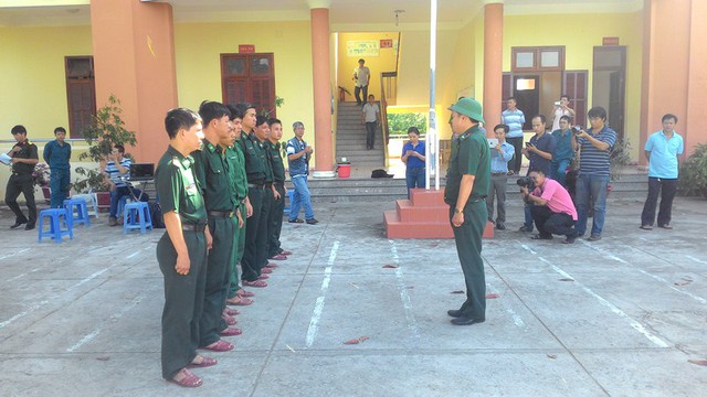 Đội chiến sĩ đồn bi&ecirc;n ph&ograve;ng Long H&ograve;a được điều động trực bảo vệ hiện trường t&agrave;u lật suốt đ&ecirc;m nay tại khu vực phao số 5.