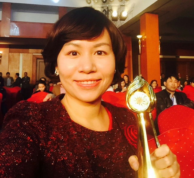 Nhà báo Thu Giang đoạt giải Vàng với tác phẩm Lửa ấm trong mưa. Ảnh: PV