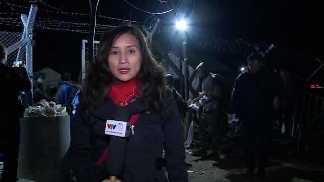Nhà báo Lê Bình- Giám đốc Trung tâm tin tức VTV24 trực tiếp thực hiện phóng sự