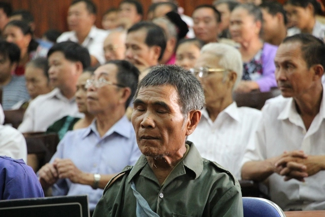 Ông Lo Văn Bình, bố nạn nhân Thọ ngồi như hoá đá tại phiên Toà