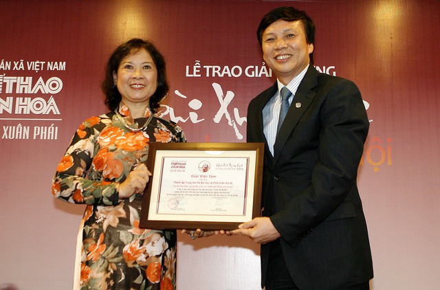 Nhà báo Hồ Quang Lợi, Trưởng Ban Tuyên giáo Thành Ủy Hà Nội trao giải việc làm cho đại diện Trung tâm Hà Nội học và Phát triển thủ đô.