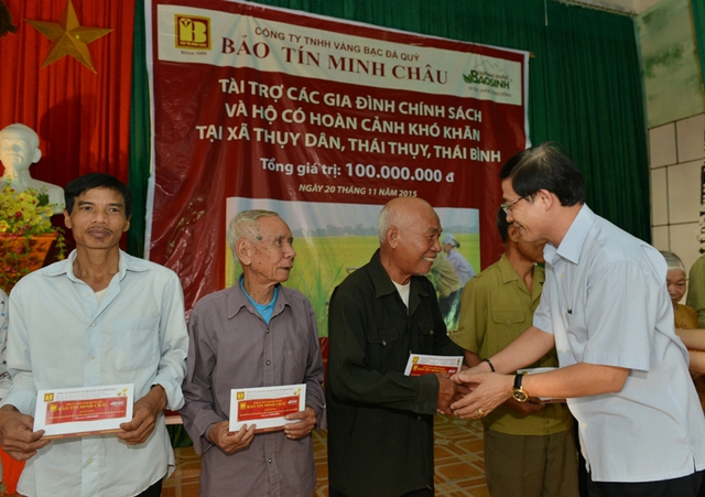 
Ông Vũ Minh Châu- Tổng Giám đốc Cty vàng bạc đá quý Bảo Tín Minh Châu trao các phần quà cho hộ chính sách, hộ có hoàn cảnh khó khăn tại xã Thụy Dân, huyện Thái Thụy, tỉnh Thái Bình
