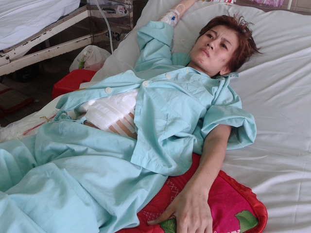 
Chị Đỗ Thị Trúc Linh đang cần nhiều sự giúp đỡ để qua cơn nguy kịch, tiếp tục sống chăm lo đứa con bé bỏng đang bơ vơ ở quê nhà.
