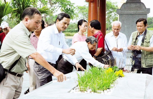 Nhà thơ Nguyễn Ngọc Phú (ngoài cùng bên phải) thăm mộ Đại thi hào Nguyễn Du. Ảnh: TL