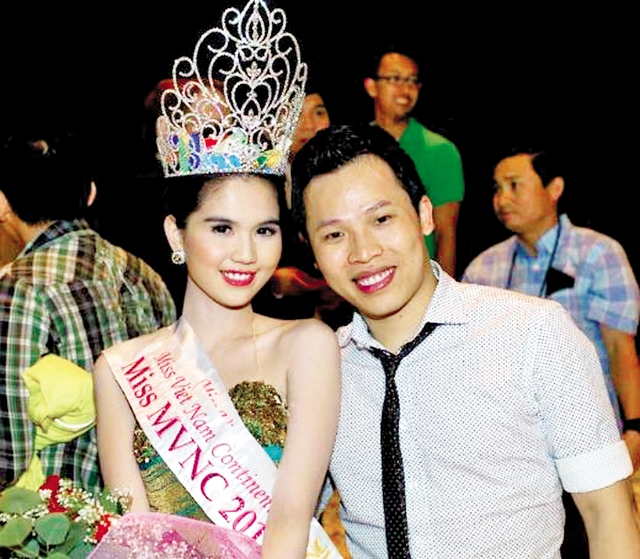Ngọc Trinh bên ông bầu Khắc Tiệp khi đăng quang Hoa hậu người Việt hoàn cầu. Ảnh: TL