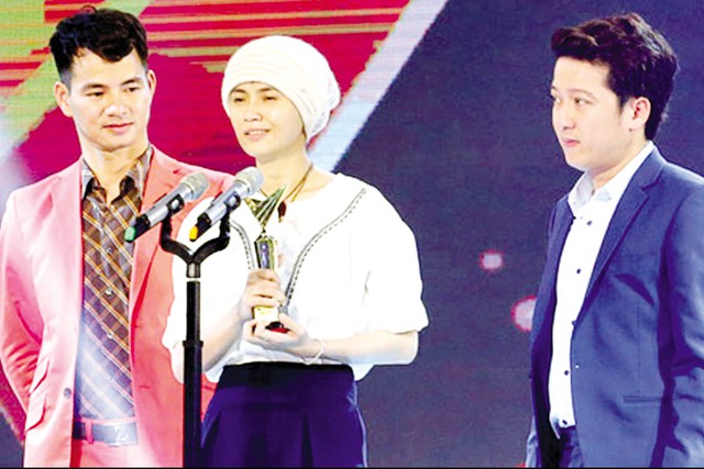 Võ Thị Ngọc Nữ xúc động khi nhận giải thưởng của VTV Awards 2015. 	Ảnh: TL