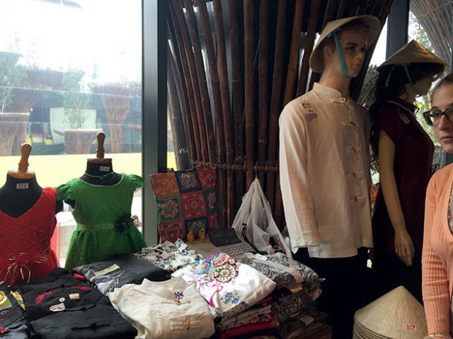 
Trang phục được bày tại Nhà Việt Nam ở EXPO 2015 được thiết kế theo kiểu Trung Quốc. Ảnh tư liệu (Tuổi Trẻ)
