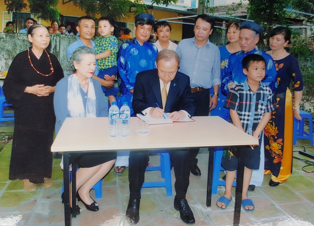 Hình ảnh ông Ban Ki-moon ghi lưu bút tại nhà thờ dòng họ Phan Huy. Ảnh GĐCC