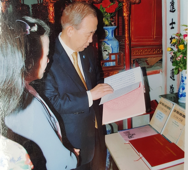 
Ông Ban Ki-moon và vợ xem những cuốn sách liên quan đến dòng họ Phan Huy tại nhà thờ. Ảnh gia đình cung cấp
