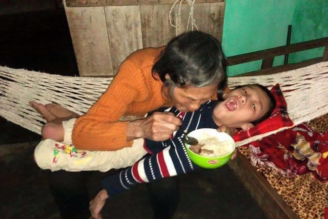 
Cụ bà 85 tuổi, bón từng thìa cơm cho đứa cháu ngoại tật nguyền
